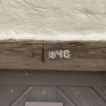 Špýchar 1 Detailní fotografie letopočtu na špýcharu