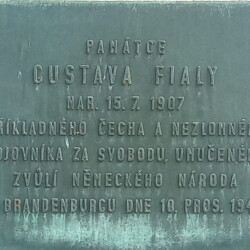 Pamětní deska 3 Pamětní deska památce Gustava Fialy