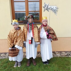 Tříkrálová sbírka Druhá skupinka tří dětí v převlecích za tři krále