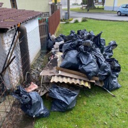 Ukliďme Česko 2023 Ukliďme Česko 2023 - Velké množství pytlů naplněných odpadem