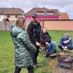 Ukliďme Česko 2023 Ukliďme Česko 2023 - Opékání buřtů na zahradě u kulturního domu