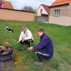 Ukliďme Česko 2023 Ukliďme Česko 2023 - Opékání buřtů na zahradě u kulturního domu
